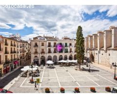 Representativa casa de pueblo en la plaza del ayuntamiento de Gandia (Valencia)