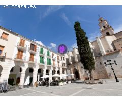 Representativa casa de pueblo en la plaza del ayuntamiento de Gandia (Valencia)