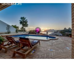 Una villa con unas vistas impresionantes y a un paso de la playa