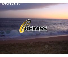 Chalet adosado A ESCASOS METROS DE LA PLAYA con piscina, jardín y garaje