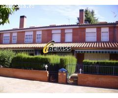 Casa adosada seminueva, de 4 habitaciones a 10 minutos de la playa.