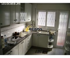 Casa adosada seminueva, de 4 habitaciones a 10 minutos de la playa.