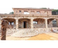 Excelente casa de 4 habitaciones y vista a la montaña , Costa Brava , España .