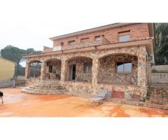 Excelente casa de 4 habitaciones y vista a la montaña , Costa Brava , España .