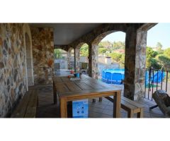 Excelente casa de 4 habitaciones y vista a la montaña , Costa Brava , España .
