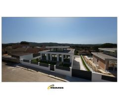 ¡Gran oportunidad! Casa nueva con piscina de agua salada en Vidreres por el
