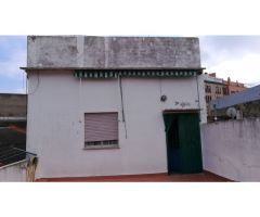 CASA DE DOS PLANTAS Y GRAN ALMACEN