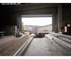 Nave de 800 m2 en 2 plantas en el polígono industrial de Pineda de Mar, bien