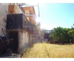 3 viviendas independientes en una misma casa, con terraza y 300 m2 de jardín.