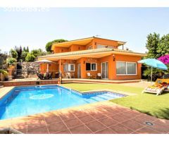 Casa soleada a 4 vientos, con piscina y jardines, y garaje para 4 vehículos