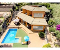 Casa soleada a 4 vientos, con piscina y jardines, y garaje para 4 vehículos