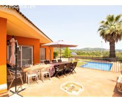 Casa soleada a 4 vientos, con piscina y jardines, y garaje para 4 vehículos