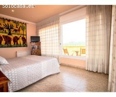 Casa soleada a 4 vientos, con piscina y jardines, y garaje para 4 vehículos