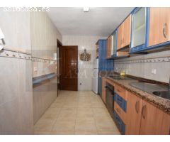 Amplio Piso en Venta en Zona Sohail, Fuengirola | Urbanización con Piscina y