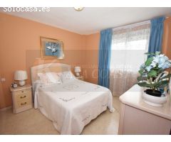 Amplio Piso en Venta en Zona Sohail, Fuengirola | Urbanización con Piscina y