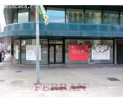 Local comercial en alquiler, Ronda Universitat esquina Balmes, Barcelona.