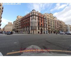 Local comercial en alquiler, Ronda Universitat esquina Balmes, Barcelona.