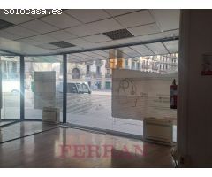 Local comercial en alquiler, Ronda Universitat esquina Balmes, Barcelona.