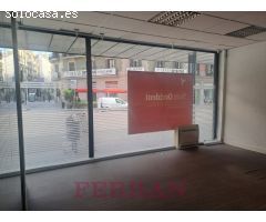 Local comercial en alquiler, Ronda Universitat esquina Balmes, Barcelona.