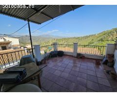 Gran casa con terraza en Cútar!