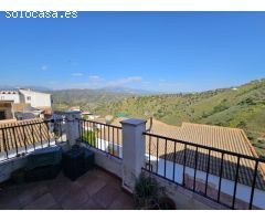 Gran casa con terraza en Cútar!