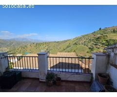 Gran casa con terraza en Cútar!