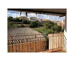 CASA CÉNTRICA CON GRAN JARDÍN y terraza