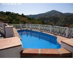 CHALET CON PISCINA Y PARCELA EN TORROX