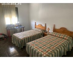 Amplia casa con terraza y garaje en Canillas de Aceituno!