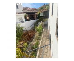 Amplia casa con terraza y garaje en Canillas de Aceituno!