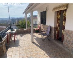 Amplia casa con terraza y garaje en Canillas de Aceituno!