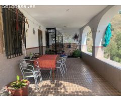 Amplia casa con terraza y garaje en Canillas de Aceituno!