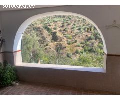 Amplia casa con terraza y garaje en Canillas de Aceituno!