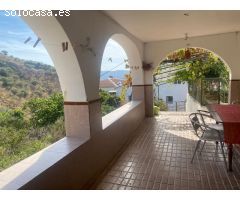 Amplia casa con terraza y garaje en Canillas de Aceituno!