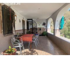 Amplia casa con terraza y garaje en Canillas de Aceituno!