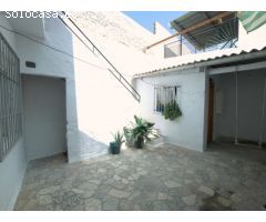 Encantadora casa con patio y gran terraza en Vélez!