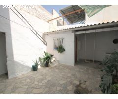 Encantadora casa con patio y gran terraza en Vélez!