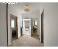 Encantadora casa con patio y gran terraza en Vélez!