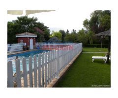 Finca de 4000 m2 cerrada con casa y piscina en Urbanización Los Pinos de Belvis