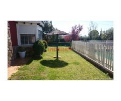 Finca de 4000 m2 cerrada con casa y piscina en Urbanización Los Pinos de Belvis