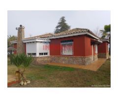 Finca de 4000 m2 cerrada con casa y piscina en Urbanización Los Pinos de Belvis