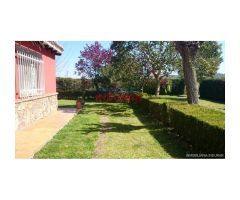 Finca de 4000 m2 cerrada con casa y piscina en Urbanización Los Pinos de Belvis