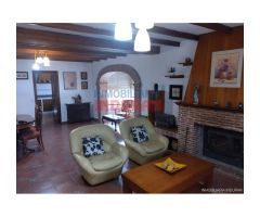 Finca de 4000 m2 cerrada con casa y piscina en Urbanización Los Pinos de Belvis