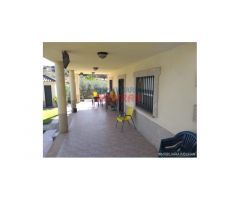 Finca de 7200 m2 con casa de 120 m2 en Urbanización La Narota de Belvis de