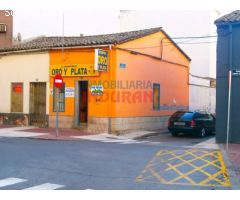 Local comercial reformado de 74 m2 con fachada en dos calles situado junto a la