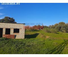 Finca rústica de 1,4 ha con construcciones, encinas, acceso asfaltado y