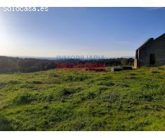Finca rústica de 1,4 ha con construcciones, encinas, acceso asfaltado y