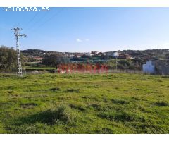 Finca rústica de 1,4 ha con construcciones, encinas, acceso asfaltado y
