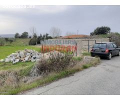 Parcela de 7500 m2, cerrada y situada junto a la urbanización Los Pinos (Belvís