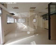 LOCAL COMERCIAL EN VENTA ADAPTADO PARA OFICINAS. ZONA URBANIZACION GUADIANA.